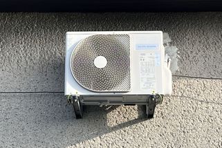 Majitelé bytů nahrazují klimatizace jiným systémem. Pochvalují si komfort i nižší platby za elektřinu