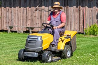 Vláda schválila povinné ručení pro zahradní traktůrky i elektrokoloběžky