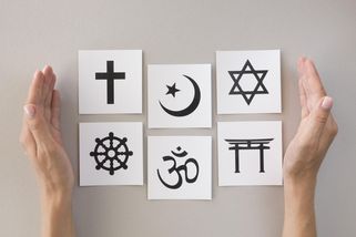 Náboženství je nástroj k ovládání mas, je na čase ho odložit - Médium.cz