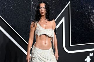 Mokrá Katy Perry a Taylor Swift v tartanu. Prohlédněte si nejžhavější šaty z hudebních cen MTV - Novinky