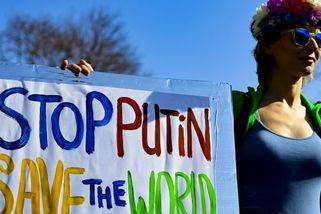 Zastavte Putina, sláva Ukrajině, skandovali v Praze ruští odpůrci války - Seznam Zprávy