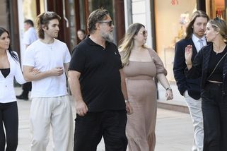 Russell Crowe vzal do Varů nejen krásnou partnerku, ale i své dva syny s přítelkyněmi! Už si stihli prohlédnout město - Super.cz