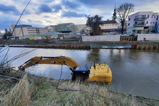 Stavbaři v Brně utopili bagr. Při stavbě protipovodňových opatření je překvapila velká voda - Novinky