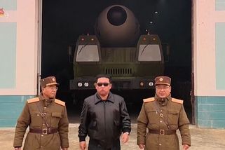 Záběry jako z akčního filmu. „Rakeťák“ Kim dohlížel na odpal jaderné střely - Seznam Zprávy