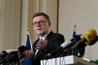 Vláda se snaží zamést dluhy pod koberec, aby to vypadalo, že šetří