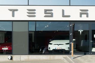 Tesla má platit odškodné pět miliard za nehodu s autopilotem - Novinky