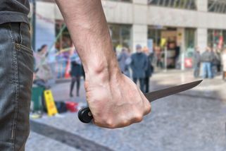 Generál Hyťha skončil po napadení nožem s vážným zraněním v nemocnici - Seznam Zprávy