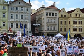 Zabraňme vládě extremistů, skandují lidé na Staroměstském náměstí - Novinky