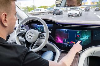 Za volantem s mobilem v ruce bez pokuty a bodů? Bude to legálně možné, novinku umožní úprava zákona - Garáž.cz