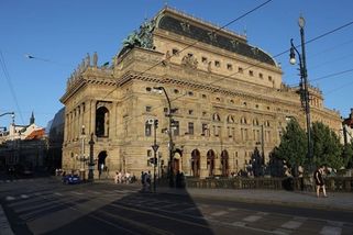 denikvektor.cz/ekonomika/statistici-zverejnili-platy-umelcu-regiony-zasnou-nad-narodnim-divadlem-2712.html