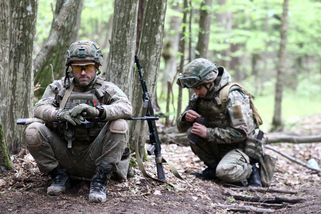 Vyhýbají se válce a za to může přijít "trest". Tohle Ukrajince brzdí, varuje Šír