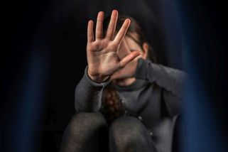 Pálení vlasů, trhání řas a přísaha na Alláha. Dívčí gang ve Vídni brutálně zbil školačku - Novinky