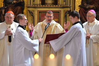 Ve stínu celibátu: Přihlásilo se 30 nových obětí, Duka mluví o diskreditaci - Seznam Zprávy