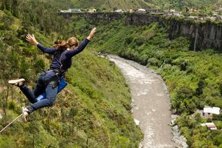 Při bungee jumpingu zaslechla signál a skočila. Zapomněla, že není připoutaná - Novinky