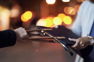 Zloděj ukradl Italce na ulici kabelku. Žena jej dostihla ve svém SUV, srazila a opakovaně přejela - Novinky