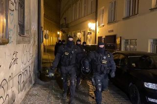 Těžkooděnci v centru Prahy ukončili nelegální party, dveře vyrazili beranidlem - Novinky