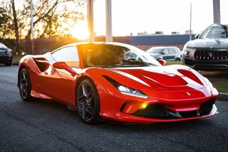 Tříletý chlapec se proháněl po okruhu ve Ferrari za 12 milionů