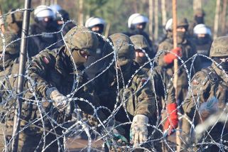 Skupina migrantů prorazila do Polska, vrhané kameny zranily policistu - Seznam Zprávy