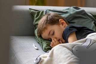 Rodiče nadávají na moderní teploměry. Používají je špatně, poukazuje doktorka