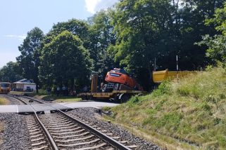 Nehodu vlaku ve Stráži zachytila kamera. Výstražná světla na přejezdu nesvítila