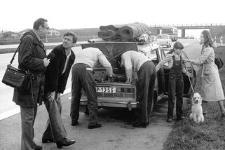 Pátek není svátek: Podraz Jiřího Kodeta na šetřivého kolegu, politická agitka a skrytý význam názvu filmu