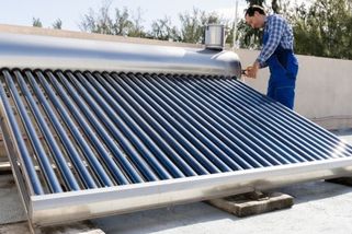 Solární systém pro celý dům si Tomáš vyrobil za 30 tisíc svépomocí. Zveřejnil podrobný návod