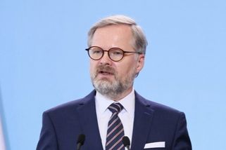 Uprchlíky nezvládáte, chlubíte se prací krajů. Primátora rozčílil premiér Fiala