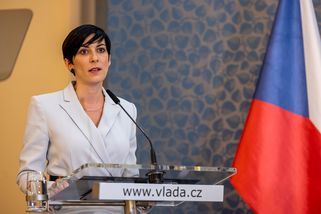 Pekarová je pro zkrácení rodičáku. Rozumí tomu