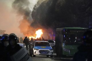 Video: Násilnosti v Kazachstánu. Vládní budovy hoří, jsou první oběti - Seznam Zprávy