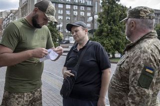 Ukrajinská armáda zoufale shání lidi. Při zátahu chytali muže na koncertě i v restauraci - Novinky