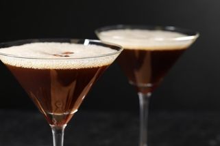 Jak okusit obchodní třídu, když letíte v ekonomické? Letuška přišla s návodem. Abstinenti mají smůlu - Novinky