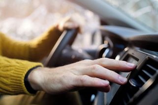 Jakmile se oteplí, řidiči zjistí, že si v zimě vlastní vinou zničili klimatizaci - Médium.cz