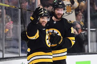 NHL | Zacha s Pastrňákem režírovali výhru Bostonu, Vejmelka s Vladařem vychytali výhry - Sport.cz