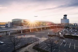 Policie zasahuje na pražském letišti, dostala hlášení o blížících se dronech - Novinky