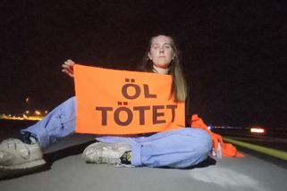 Ekologičtí extremisté se na letišti v Lipsku přilepili k ranveji - Novinky