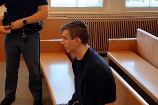 Po znásilnění a útoku nožem školačka předstírala smrt a zachránila si život. Mladíkovi soud potvrdil 19 let - Novinky