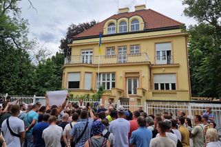 Ukrajinci demonstrovali v Praze. Rodná země jim nevydává pasy a nutí je k návratu - Novinky