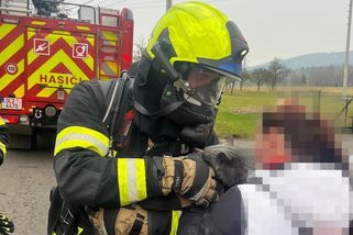 Uvnitř zůstal malý syn a kočka. Hasiči v Liberci se vrhli do domu v plamenech - Novinky