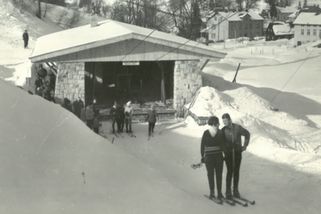 Lyžařský pravěk v Jizerkách. Děti se ztrácely ve sněhu, vlek vozil sudy s pivem - Seznam Zprávy