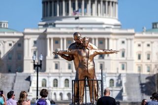 Trump a Epstein jako pár z Titanicu. U Kapitolu se objevila provokativní socha - Seznam Zprávy