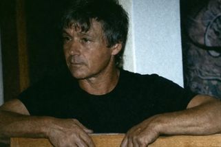 Milovaly ho stovky žen, on si vybral 15letou. Káju Saudka režim zakázal a v kómatu protrpěl 9 let - Médium.cz