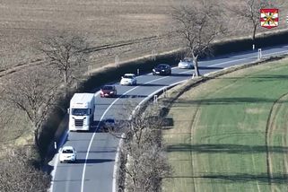 Záběry z policejního dronu: Pět řidičů za sebou předjelo kamion na zákazu předjíždění a plné čáře | Novinky.cz: Krimi