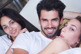 Tři v posteli: Jak na trojku, aby neskončila trapasem? A proč byste ji vlastně měli vyzkoušet? - Proženy.cz