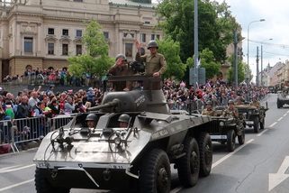 Tankem po Plzni. Konvoj historických strojů vedl ikonický Sherman - Novinky