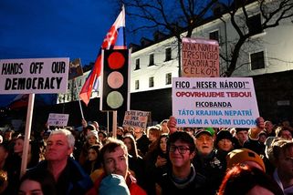 Dost bylo Fica, skandovali lidé před slovenským parlamentem - Novinky
