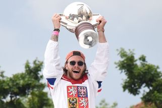 Žil v chudobě, přišel o tátu i syna: Krutý osud Davida Pastrňáka, hokejisty, kterého Češi milují - Médium.cz