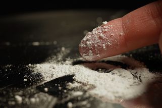 Stačí je vdechnout a člověk se udusí. Bojíme se, říká expert o nových drogách v Česku