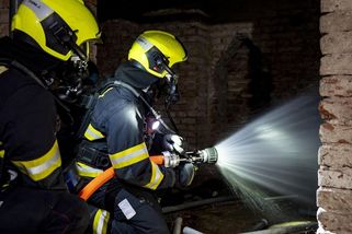 Peníze na vyšší platy hasičů a policistů půjdou z rozpočtu ministerstva obrany - Novinky