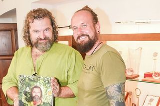 Romantika v exotice: Cukrář Josef Maršálek a jeho potetovaný partner poslali pozdrav z bazénu