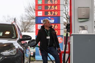 Nevídaný krok proti vysokým cenám benzinu. Každý občan má dostat státní pomoc